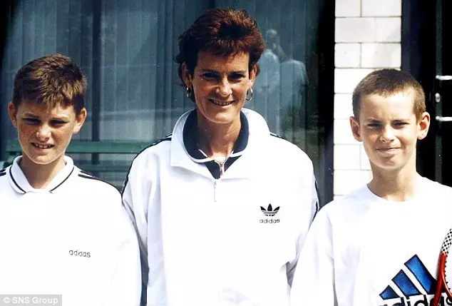 3 Judy_Murray_with_sons_Jamie_Murray_left_and_Andy_right_-a-18_1461523810574