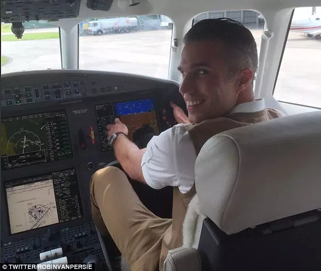 2A77F26300000578-0-Van_Persie_poses_in_the_cockpit_of_the_private_plane_he_took_to_-m-1_1436725605395.jpg