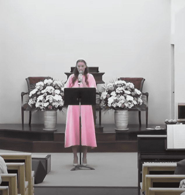 Diana Dumitrescu la biserică (2)