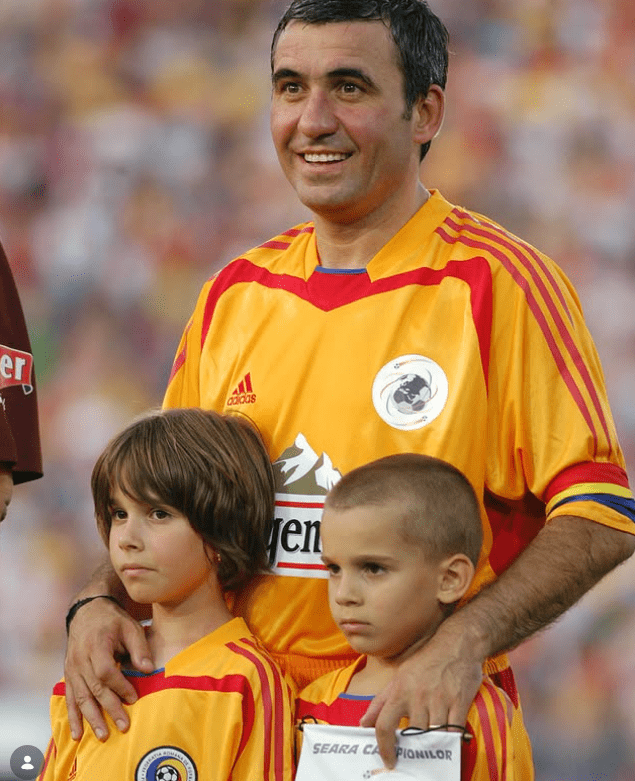 Kira Hagi alaturi de fratele ei Ianis si tatal ei