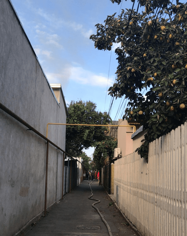 Incendiu în Capitală, în Sectorul 4. Două case, cuprinse de flăcări / FOTO