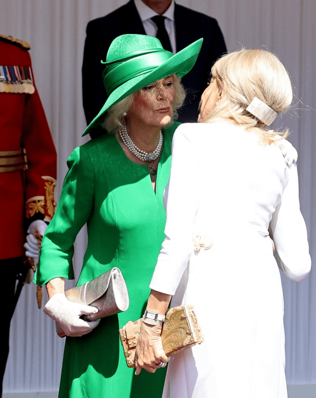 Regina Camilla și Brigitte Macron în timp ce se sărută