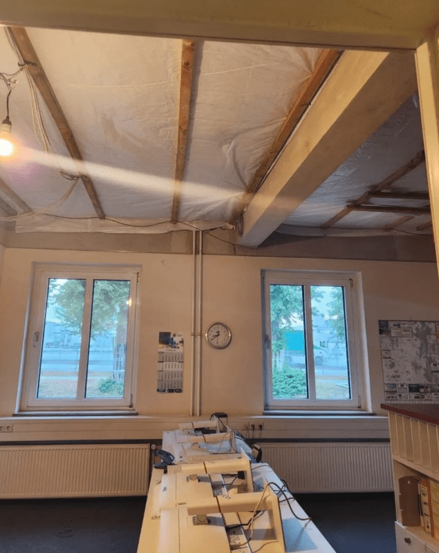 Tavanul este acoperit cu prelată