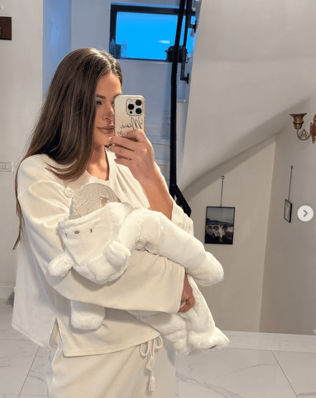 Roxana nemes cu unul dintre copii