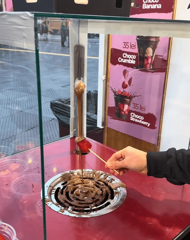 La Târgul de Crăciun din Drumul Taberei, desertul de căpșune înecate în ciocolată belgiană a devenit atracția supremă. Foto: Instagram