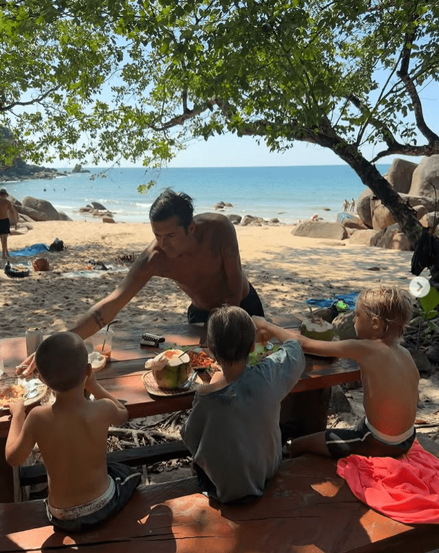 Radu valcan si copiii in Thailanda