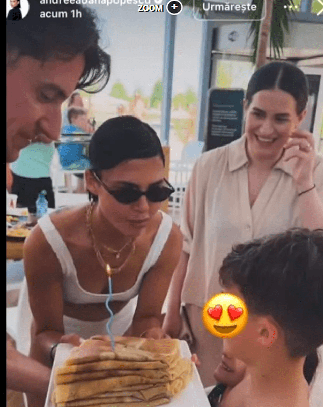 Andreea Popescu si Rares la piscina