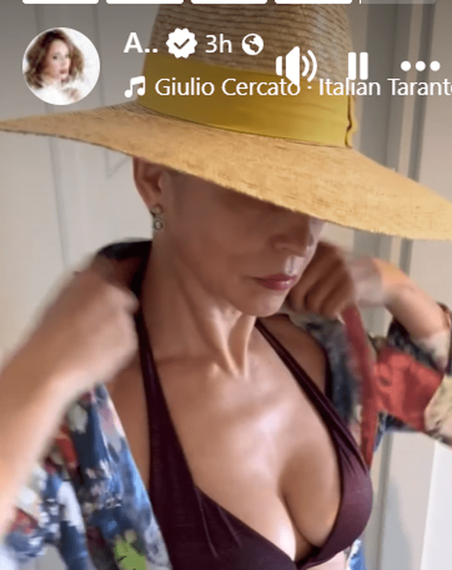 Andreea Marin in costum de baie in Capri
