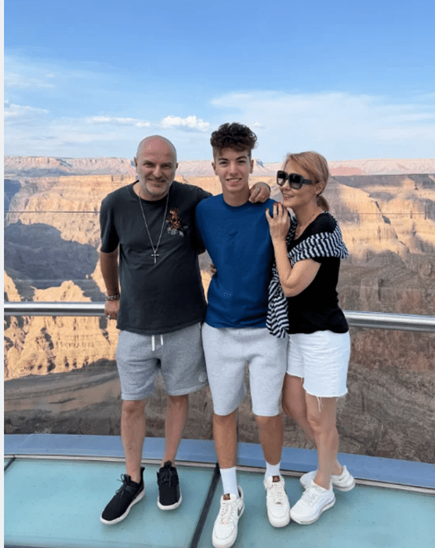 Dan capatos sotia si fiul la Marele Canion