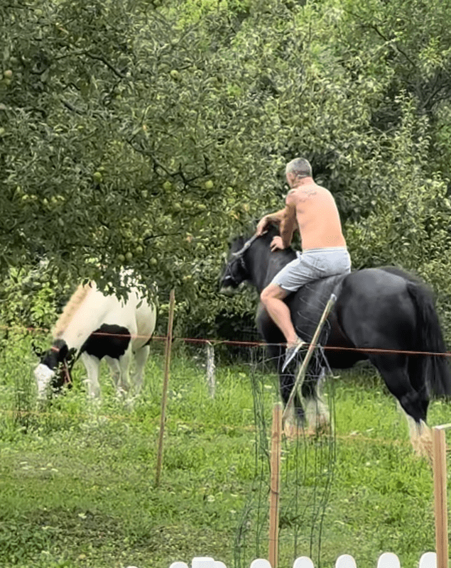 Dragos Bucur călare pe cal in gradina lui