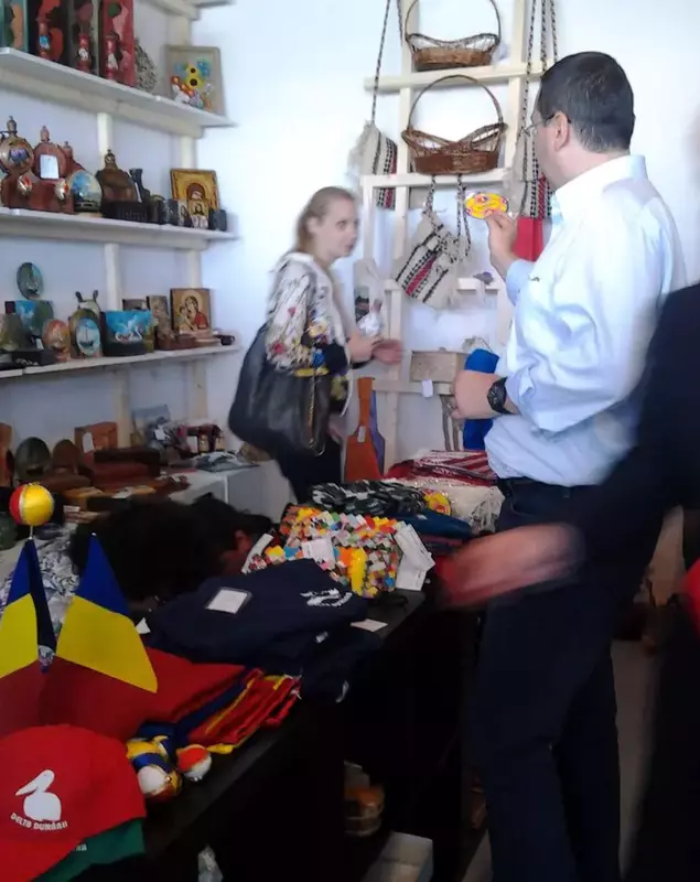 ponta_si_daciana_la_magazinul_de_suvenire_ivan_patzachin__4_.jpg