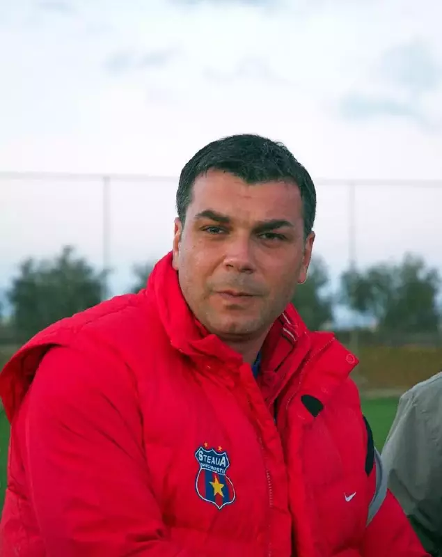 Cosmin_Olăroiu-păr-negru.jpg