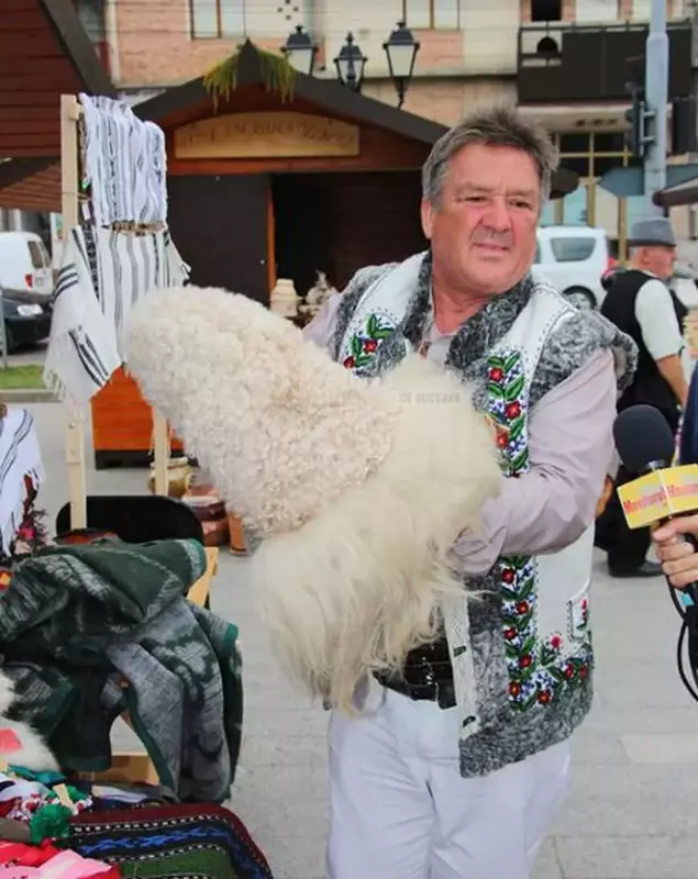 Meșterul din Botoșani care face opini din piele de porc și măști populare (4)