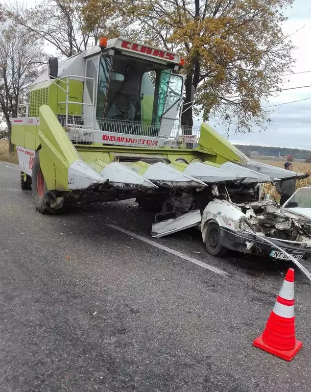 Accident în Timișești, județul Neamț. A murit, după ce a intrat cu mașina sub o combină (1)