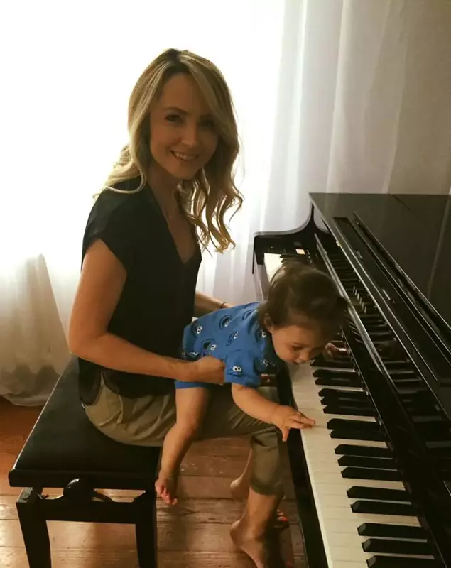 octavia geamanu la pian cu baietelul ei