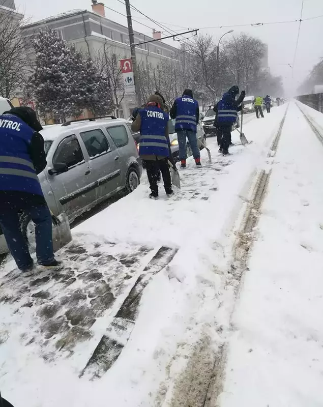 Controlorii au curățat de zăpadă stațiile RATB din București