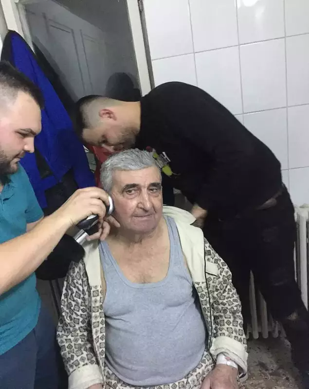 Frizerii care au tuns gratuit pacienți în vârstă, la spitalul din Târgu Jiu (2)