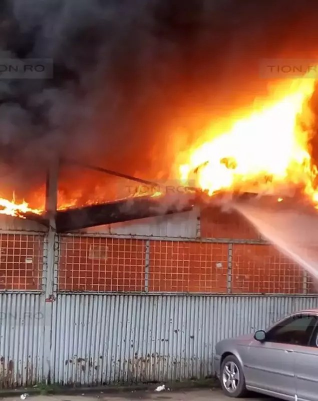 Incendiu într-o piață din Arad (2)