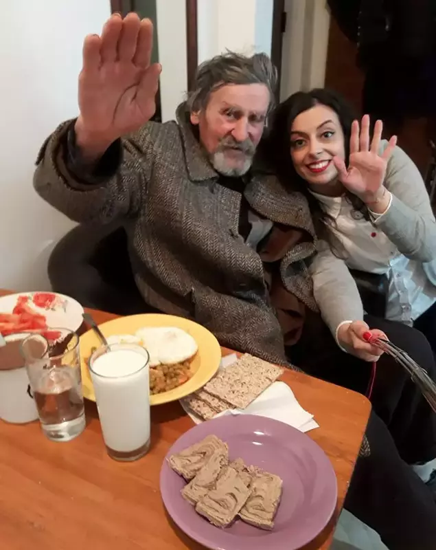 O tânără din Timișoara a luat acasă un sărman cu haine murdare și ude (1)