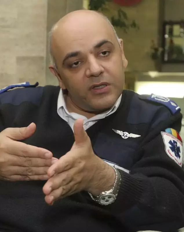 Raed Arafat a oferit detalii despre microbuzul căzut în râul Bistrița. Raed Arafat (în uniformă), gesticulând din mâini, în timpul unui interviu