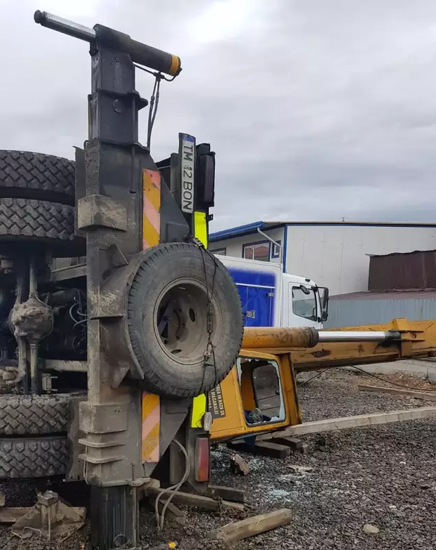 Macara prăbușită peste o construcție în Dumbrăvița, județul Timiș. Șoferul autovehiculului a fost rănit/ FOTO