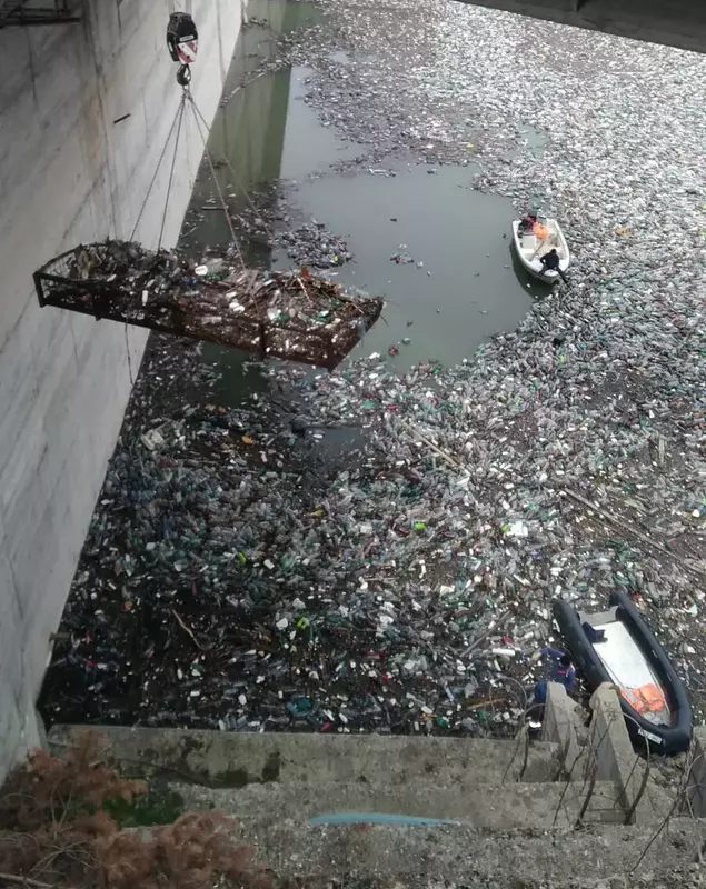 Gunoaiele din zona lacului de acumulare Izvorul Muntelui poluează râul Bistrița (2)