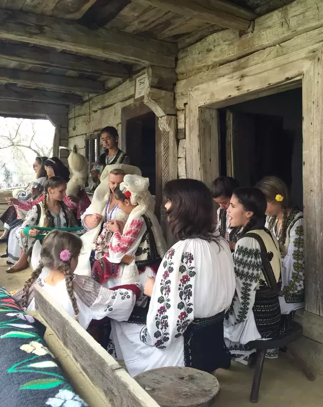 Când cos iile, femeile încă mai spun «Tatăl nostru»