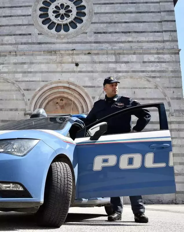 Polițist italian, lângă o biserică
