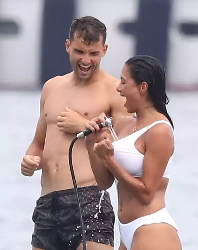 Nicole Scherzinger et son compagnon Grigor Dimitrov, très complices, se baignent et s’embrassent sur leur bateau lors de leurs vacances à Saint-Tropez