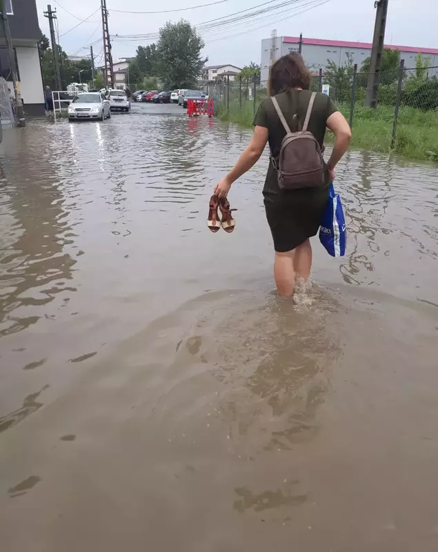 UPDATE/ Străzi inundate în București, după codul portocaliu de ploi. Pompierii au intervenit în mai multe zone din Capitală (GALERIE FOTO)