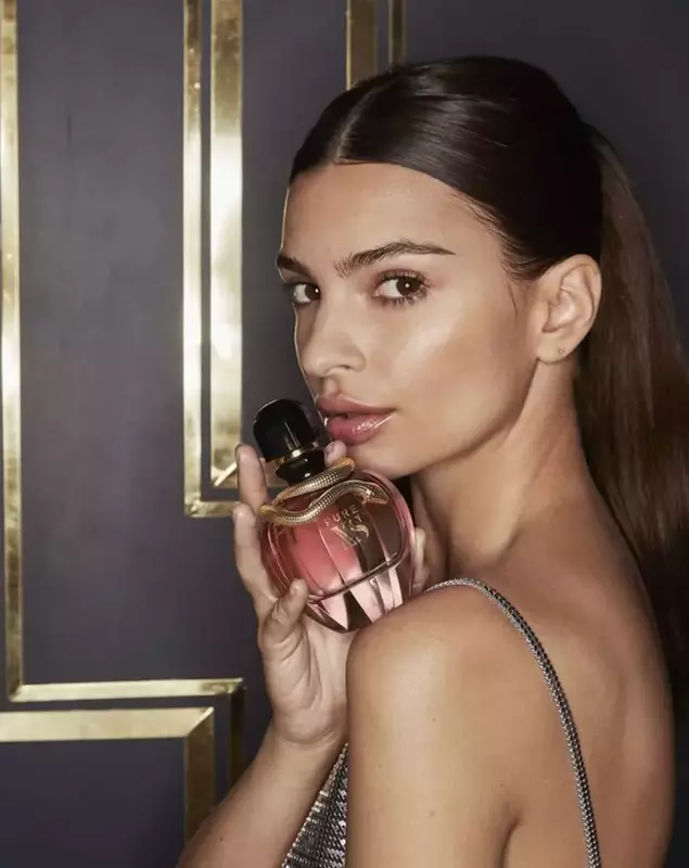 Emily Ratajkowski, în cel mai minuscul costum de baie. Abia acoperită în zona intimă