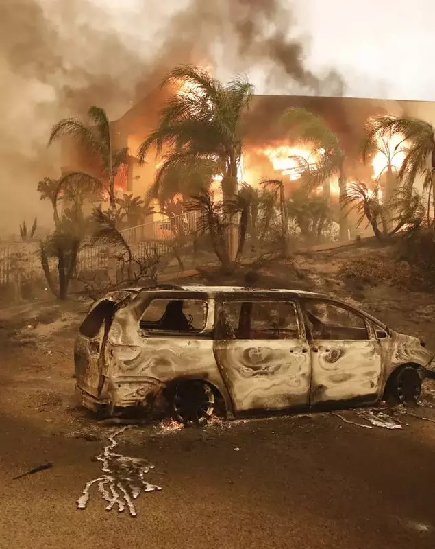 Mașină arsă în timpul incendiilor din California