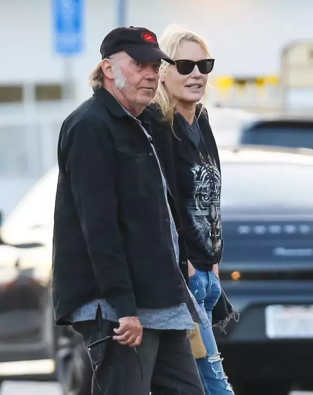 *EXCLUSIVE* Neil Young and Daryl Hannah date night at V’s Restaurant