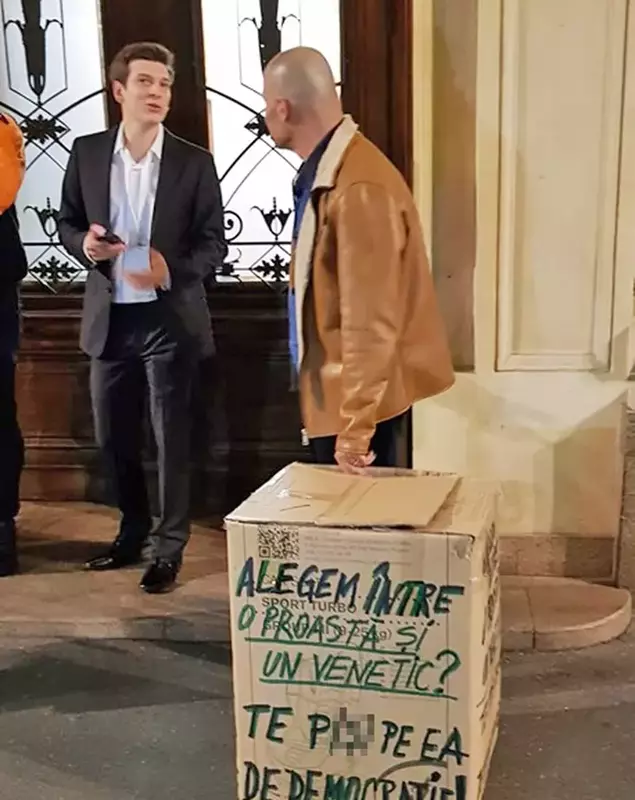 Mesajul afișat de un bărbat care a protestat în fața Bibliotecii Centrale Universitare