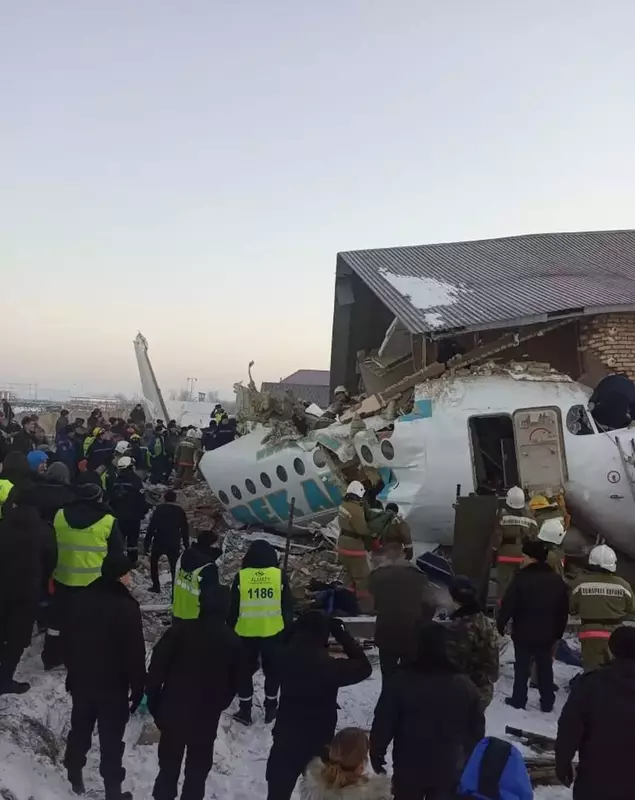 Imagine cu avionul prăbușit în Kazahstan sursă foto: Comitetul pentru Situații de Urgență din Kazahstan / HEPTA