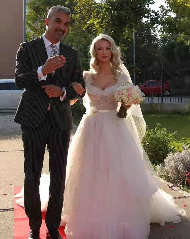 Andreea, în ziua nunții ei, cu nașul Aurelian Temișan