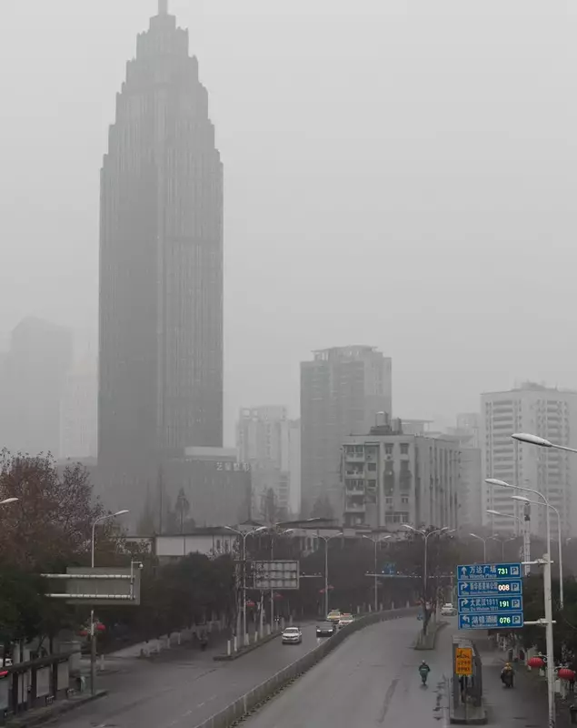 Străzile sunt parțial pustii în Wuhan, orașul cu 11 milioane de locuitori FOTO: EPA