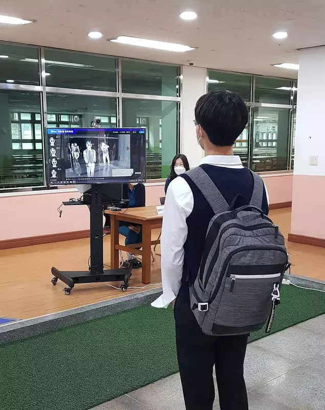 Elevilor din Coreea de Sud li se ia temperatura la intrarea în școală FOTO: EPA