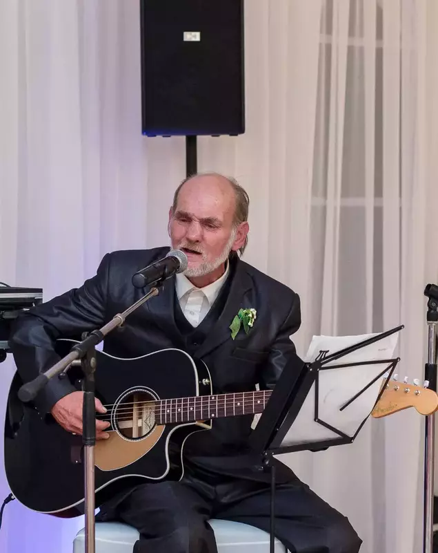 Vasile Leva, cântând la nunta Dainata, fiica sa, în 2015