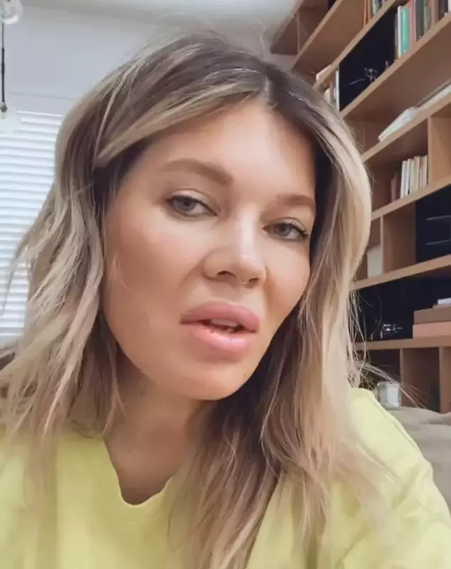 gina pistol cu fiica in brate 2