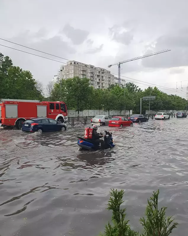 Inundație pe Calea Văcărești din Capitală, după ploaie