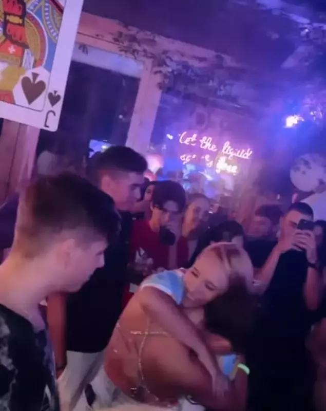 alexia-eram-petrecere-21-de-ani-2