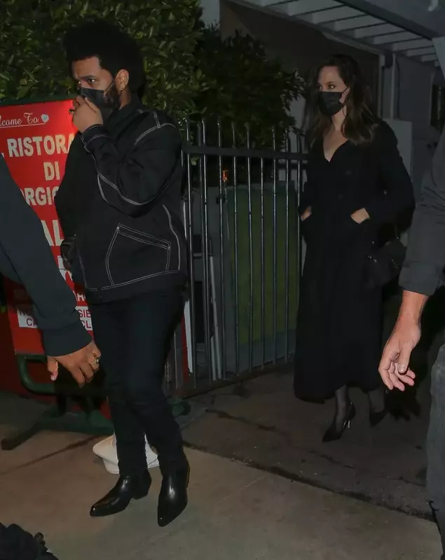 Angelina Jolie s-a reunit cu fostul soț, Jonny Lee Miller. Se zvonea că actrița se iubește cu The Weeknd