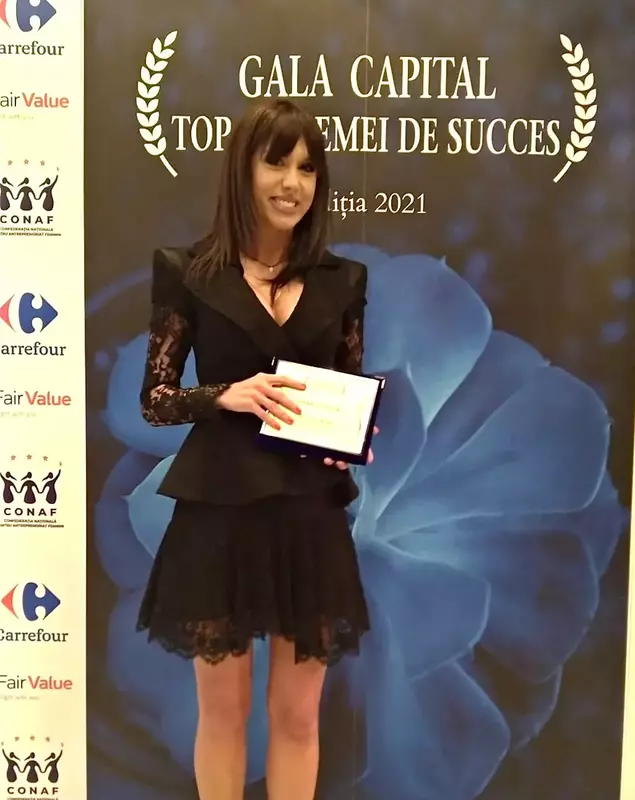 denise-rifai-fusta-scurta-1