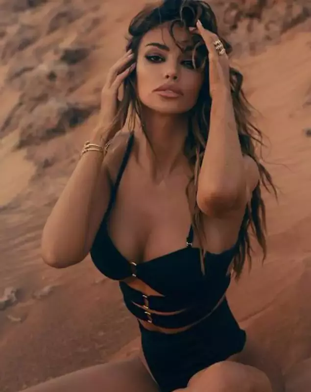 Mădălina Ghenea s-a înscris la facultate