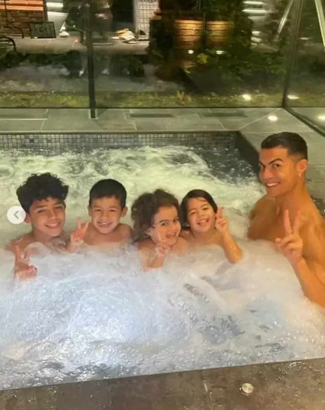 cristiano-ronaldo-si-georgina-rogriguez-gemeni-10