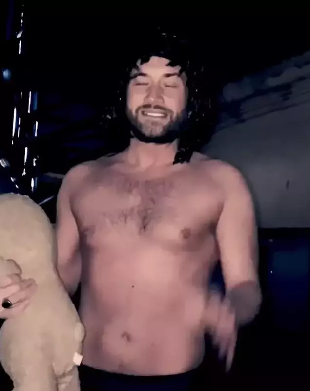 mihai-bendeac-in-fusta-si-cu-peruca-de-craciun-5