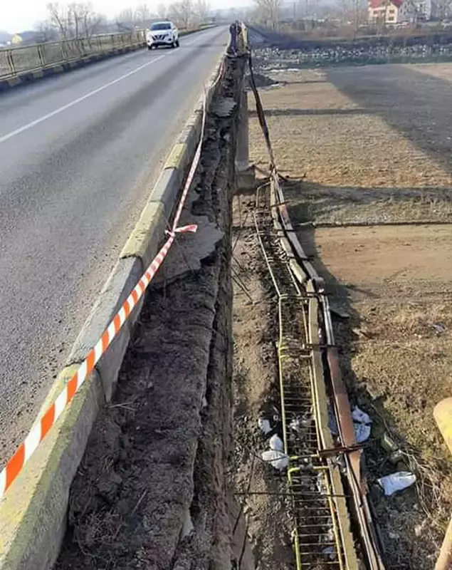 Una din balustradele podului s-a desprins