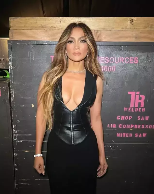 jennifer-lopez-premiile-mtv-2022-7