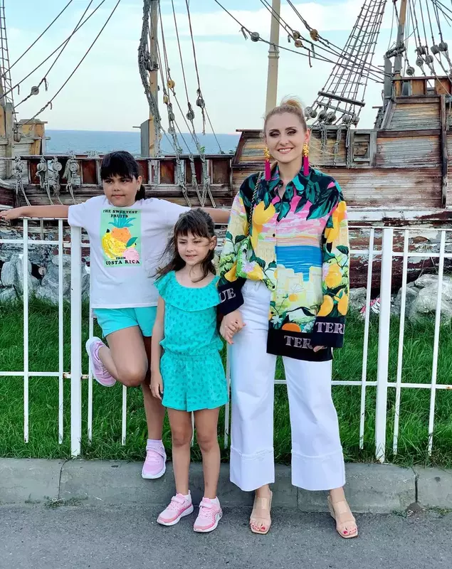 alina-sorescu-la-mare-cu-fetitele-1